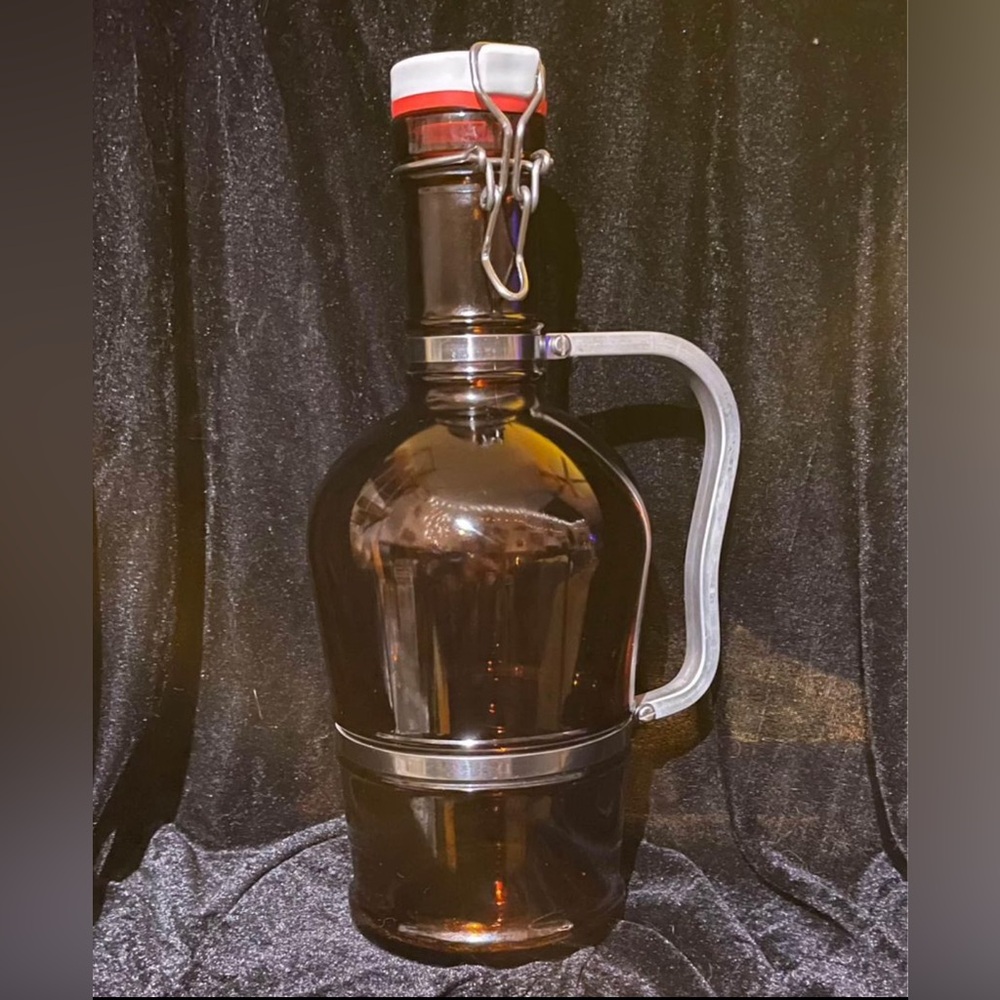 MUSTER GESCHUTZT 2 LITER Amber Glass Aluminum Handled Growler